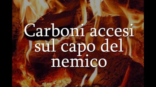 Carboni accesi sul capo del nemico